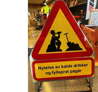 Varselskilt Nytelse av kalde drikker og fylleprat