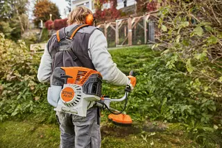 Stihl FS 131 gresstrimmer kraftig Med tr&#229;d, krattkniv og sagblad